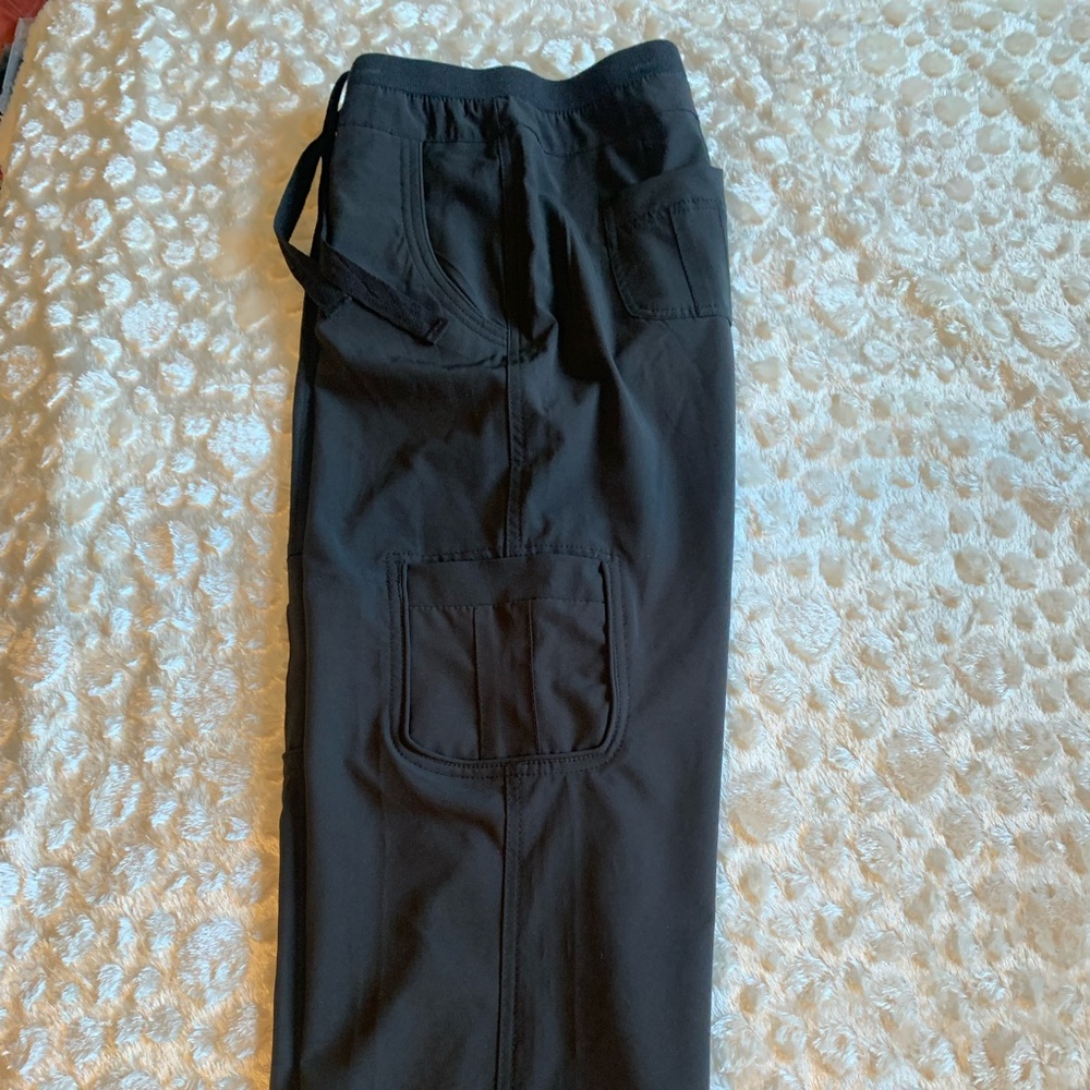 NWOT Size 6 black intro capris